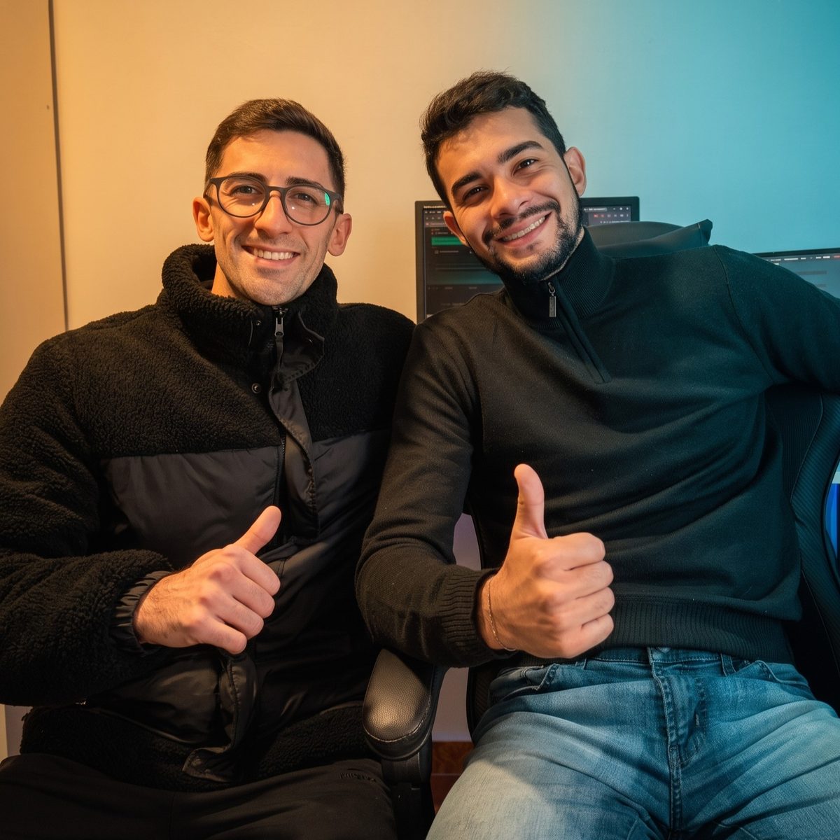 Dos integrantes de Trade House en el escritorio de operaciones, con las pantallas de análisis detrás